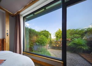Uma cama ou camas num quarto em Wang Yun Residence Boutique Homestay Zhangjiajie