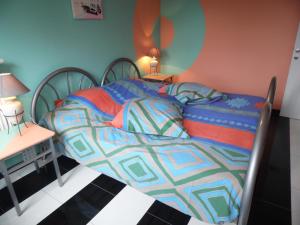 um quarto com uma cama e uma mesa com um candeeiro em Guest house Western-city em Chaudfontaine