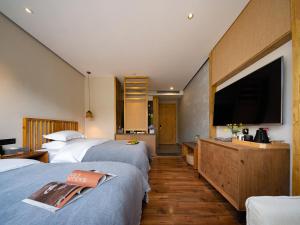 Uma cama ou camas num quarto em Wang Yun Residence Boutique Homestay Zhangjiajie