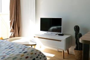 Televízia a/alebo spoločenská miestnosť v ubytovaní Appartement refait à neuf - Superbe vue Grande Plage des Sables - 2 pers