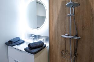 Kúpeľňa v ubytovaní Appartement refait à neuf - Superbe vue Grande Plage des Sables - 2 pers