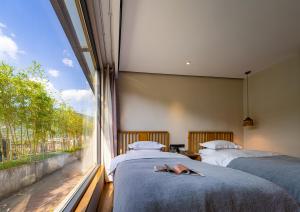 Uma cama ou camas num quarto em Wang Yun Residence Boutique Homestay Zhangjiajie