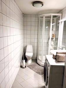 uma casa de banho com um chuveiro, um WC e um lavatório. em Best place when in Oslo? Breathtaking view - Spacious - Self check in em Røa