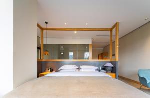 Uma cama ou camas num quarto em Wang Yun Residence Boutique Homestay Zhangjiajie