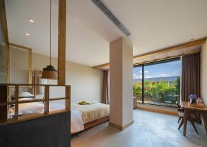 Uma cama ou camas num quarto em Wang Yun Residence Boutique Homestay Zhangjiajie