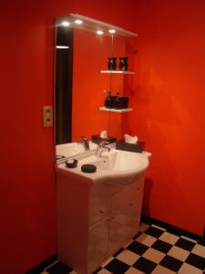 uma casa de banho com um lavatório e um espelho em Guest house Western-city em Chaudfontaine