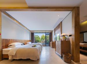 Uma cama ou camas num quarto em Wang Yun Residence Boutique Homestay Zhangjiajie