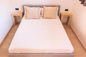 洛科羅通的住宿－Villa Bosco，配有2个枕头的白色床