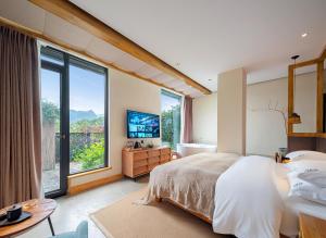 TV a/nebo společenská místnost v ubytování Wang Yun Residence Boutique Homestay Zhangjiajie