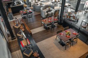 an overhead view of a restaurant with tables and chairs at Yello Hotel Cebu powered by Cocotel in Cebu City