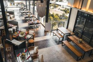 an overhead view of a restaurant with tables and chairs at Yello Hotel Cebu powered by Cocotel in Cebu City
