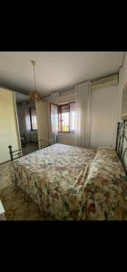 - une chambre dotée d'un grand lit avec un couvre-lit floral dans l'établissement Villa Vanessa, à Campo Iemini