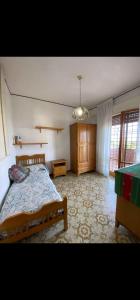 - une chambre avec un lit et une commode dans l'établissement Villa Vanessa, à Campo Iemini