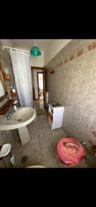 La salle de bains est pourvue d'un lavabo et de toilettes. dans l'établissement Villa Vanessa, à Campo Iemini