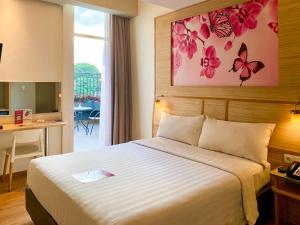 Postel nebo postele na pokoji v ubytování favehotel Palembang
