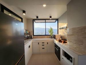 A cozinha ou cozinha compacta de 2 Bedroom, 90sqm, 15th Floor Corner Unit - Nimman
