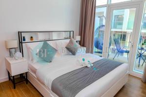 un dormitorio con una cama con dos animales de peluche en Deluxe 1bedroom In Oasis en Al Qurayyah