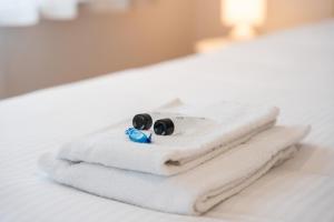 a pile of towels sitting on top of a bed at Ruim en luxueus app met zeezicht én garage - 8p in Knokke-Heist +26 photos