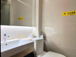 Ein Badezimmer in der Unterkunft 广州沃家国际公寓