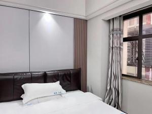 Ein Bett oder Betten in einem Zimmer der Unterkunft 广州沃家国际公寓