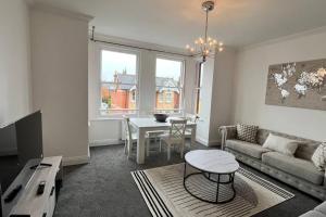 ein Wohnzimmer mit Sofa und Tisch in der Unterkunft The Westborough Willows by Grandeur Property in Wimborne Minster