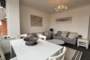 a living room with a white table and a couch at NEW! Sleeps 4, Wimborne Centre, Parking & Wi-Fi - The Westborough Willows in Wimborne Minster