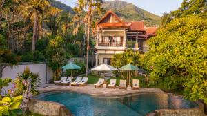 eine Villa mit einem Pool vor einem Haus in der Unterkunft Villa Sky Dancer - Bali in Amed