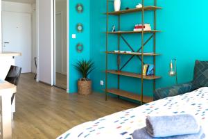 Posteľ alebo postele v izbe v ubytovaní Appartement refait à neuf - Superbe vue Grande Plage des Sables - 2 pers