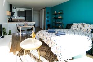 Posteľ alebo postele v izbe v ubytovaní Appartement refait à neuf - Superbe vue Grande Plage des Sables - 2 pers