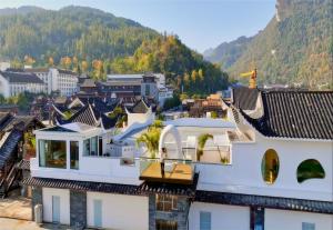 uma vista de uma cidade com montanhas ao fundo em Wang Yun Residence Boutique Homestay Zhangjiajie em Zhangjiajie