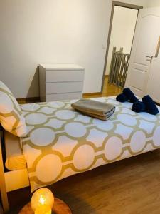 a bedroom with a bed and a dresser at Très belle maison d’hôte de 2 chambres à Obourg in Mons