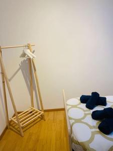 モンスにあるTrès belle maison d’hôte de 2 chambres à Obourgのベッドと木の床のある寝室 +21枚の写真