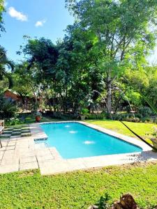 una piscina en medio de un patio en Home away from home. Experience our farm luxury. en Tzaneen