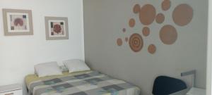 Schlafzimmer mit einem Bett mit Pfotenabdruck an der Wand in der Unterkunft Ti Bamboo in Le Tampon