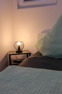 Ein Bett oder Betten in einem Zimmer der Unterkunft Hausboot - Nordsonne 11