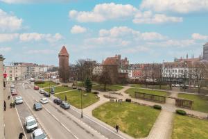 - une vue sur une ville avec des voitures qui descendent dans une rue dans l'établissement Cozy Apartment with Balcony near Old Town Gdańsk by Rent like home, à Gdańsk