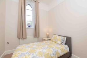 a bedroom with a bed and a window at No.4 The Warwick in Banbury