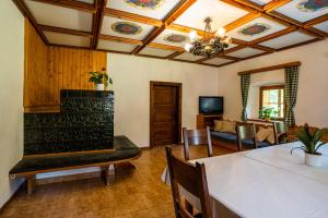 - un salon avec une table et un canapé dans l'établissement Traditional homestead Guhar in Radovna, à Mojstrana