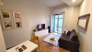 uma sala de estar com um sofá e uma mesa em La Milanese - New apartment - Closed to Metrò ISOLA em Milão
