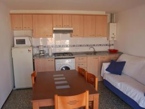 una piccola cucina con tavolo e divano di Apartamento Llançà, 1 dormitorio, 4 personas - ES-228-34 a Llança