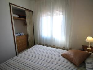 Posteľ alebo postele v izbe v ubytovaní Apartamento con gran terraza y vistas panorámicas, a 300 m de la playa. - ES-228-45