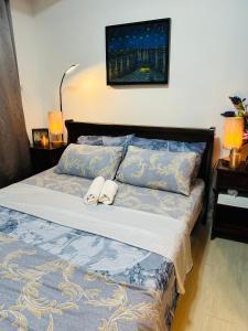 RK Staycations at Azure Urban Resort Residences في مانيلا: غرفة نوم عليها سرير وفوط