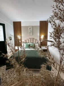 ein Schlafzimmer mit einem grünen Bett und einem Sofa in der Unterkunft Feti Xhone Apartment in Ksamil