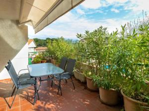 een balkon met een tafel, stoelen en planten bij Apartamento Llançà, 2 dormitorios, 5 personas - ES-228-41 in Llança