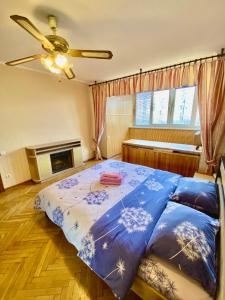Апартаменти поруч з метро Лівобережна та МВЦ في كييف: غرفة نوم مع سرير وبطانية زرقاء