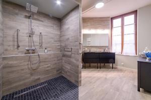 een badkamer met een douche, een bad en een wastafel bij Home - Michelet - Séjour à Auxerre in Auxerre