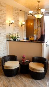 a waiting room with two chairs and a counter at Pensiunea LOTUS Smardan 