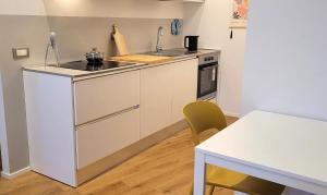 A kitchen or kitchenette at La Milanese, Appartamento Moderno con Balcone - Metro Isola a 2 min