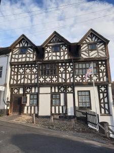 Ein altes Gebäude mit amerikanischer Flagge davor in der Unterkunft Bishop Percys House in Bridgnorth