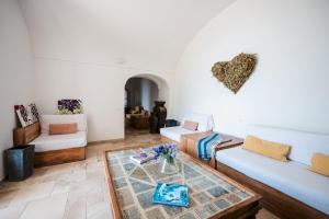 uma sala de estar com um sofá e uma mesa em Villa Michika by Elite Villas em Capri